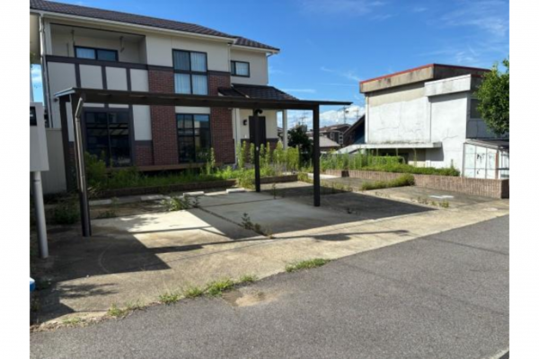 岡崎市若松町、中古一戸建ての駐車場画像です