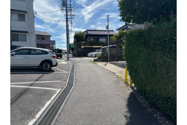 岡崎市若松町、中古一戸建ての前面道路を含む現地写真画像です