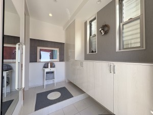 岡崎市柱、中古一戸建ての玄関画像です