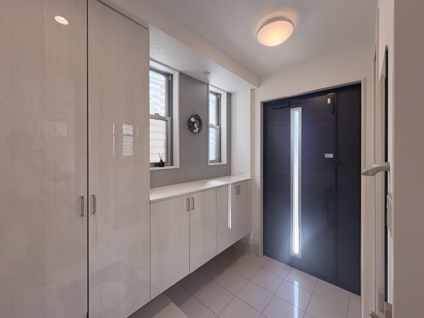 岡崎市柱、中古一戸建ての玄関画像です