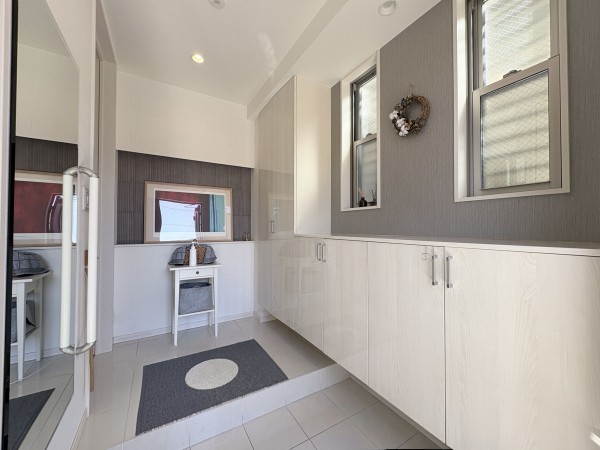 岡崎市柱、中古一戸建ての玄関画像です