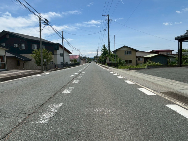 東根市大字沼沢、土地の前面道路を含む現地写真画像です