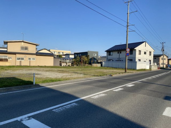 寒河江市大字高屋、土地の前面道路を含む現地写真画像です