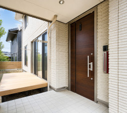 山形市白山３丁目、中古一戸建ての玄関画像です