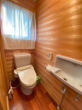 山形市蔵王半郷、中古一戸建てのトイレ画像です