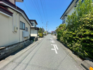 天童市中里１丁目、中古一戸建ての前面道路を含む現地写真画像です
