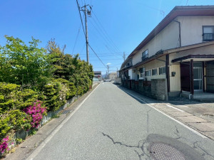 天童市中里１丁目、中古一戸建ての前面道路を含む現地写真画像です