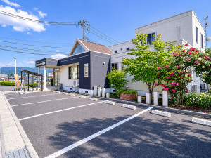 山形市南館西、中古一戸建ての駐車場画像です