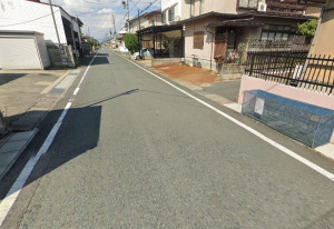 山形市五十鈴２丁目、中古一戸建ての前面道路を含む現地写真画像です