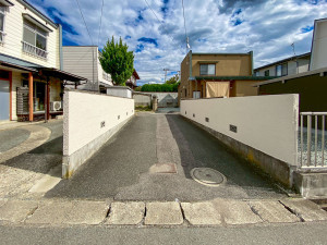 山形市南館３丁目、中古一戸建ての前面道路を含む現地写真画像です