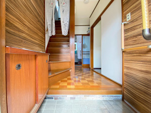 山形市南館３丁目、中古一戸建ての玄関画像です