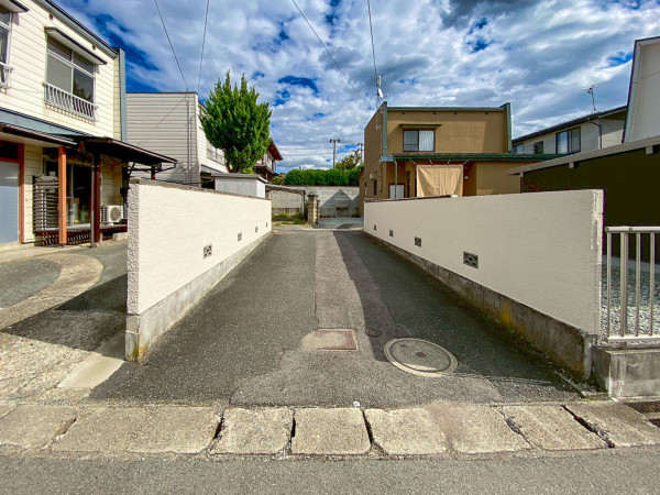 山形市南館３丁目、中古一戸建ての前面道路を含む現地写真画像です