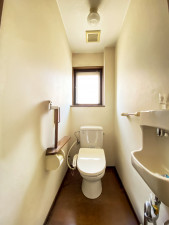 山形市木の実町、中古一戸建てのトイレ画像です