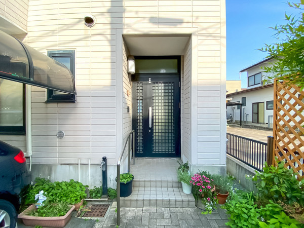 山形市木の実町、中古一戸建ての玄関画像です