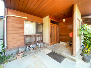 山形市飯田４丁目、中古一戸建ての玄関画像です