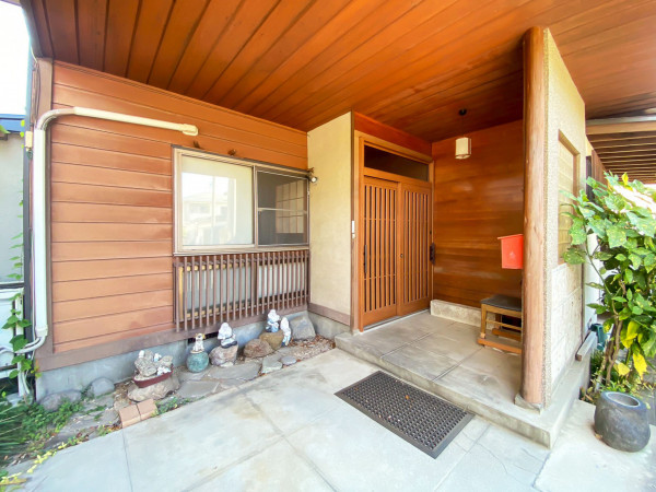 山形市飯田４丁目、中古一戸建ての玄関画像です