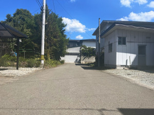 東根市大字若木、中古一戸建ての前面道路を含む現地写真画像です