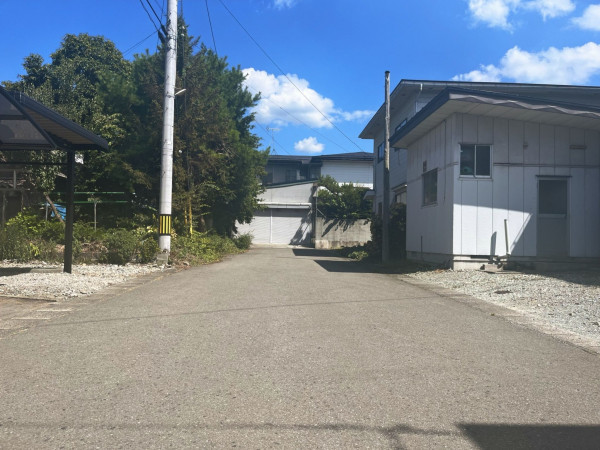 東根市大字若木、中古一戸建ての前面道路を含む現地写真画像です
