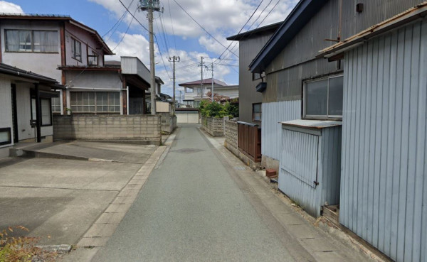 山形市銅町１丁目、中古一戸建ての前面道路を含む現地写真画像です