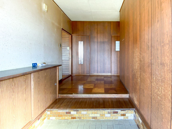 上山市旭町１丁目、中古一戸建ての玄関画像です