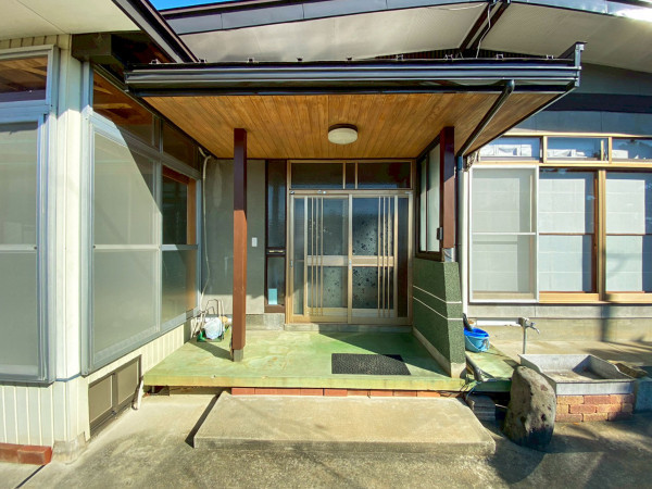 上山市旭町１丁目、中古一戸建ての玄関画像です