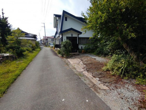 寒河江市大字白岩、中古一戸建ての前面道路を含む現地写真画像です