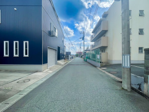 山形市鉄砲町２丁目、中古マンションの前面道路を含む現地写真画像です