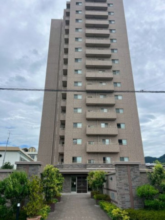 山形市小白川町、中古マンションの外観画像です