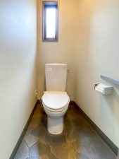 上山市南町、収益物件/住宅付店舗のトイレ画像です