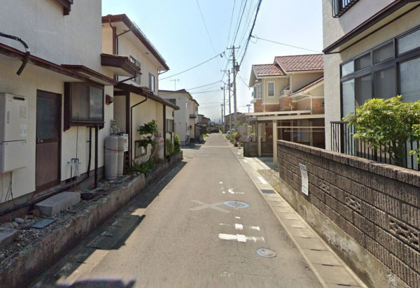 天童市北久野本４丁目、中古一戸建ての前面道路を含む現地写真画像です