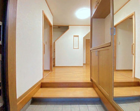 山形市城西町５丁目、中古一戸建ての玄関画像です