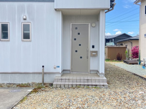 天童市東芳賀３丁目、中古一戸建ての玄関画像です