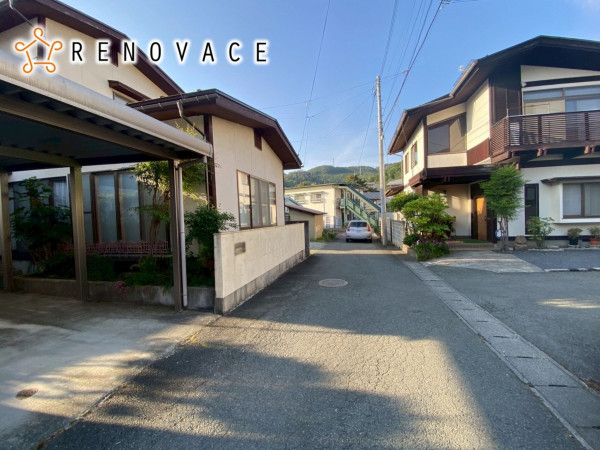 山形市小白川町、中古一戸建ての前面道路を含む現地写真画像です