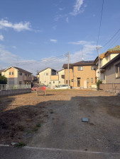 熊谷市柿沼、土地の前面道路を含む現地写真画像です