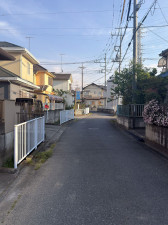 熊谷市柿沼、土地の前面道路を含む現地写真画像です
