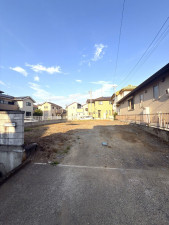 熊谷市柿沼、土地の前面道路を含む現地写真画像です