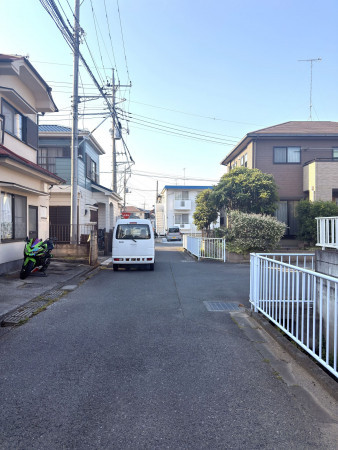 熊谷市柿沼、土地の前面道路を含む現地写真画像です