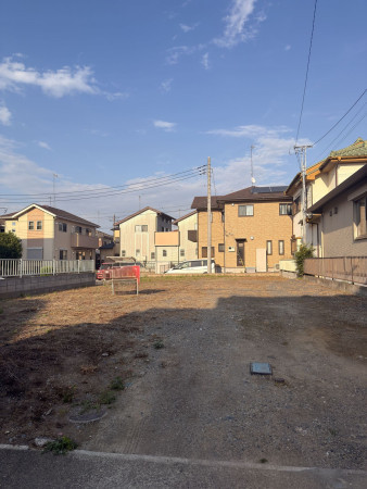 熊谷市柿沼、土地の前面道路を含む現地写真画像です