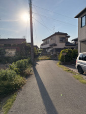 熊谷市柿沼、土地の前面道路を含む現地写真画像です