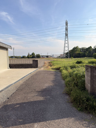 熊谷市柿沼、土地の前面道路を含む現地写真画像です