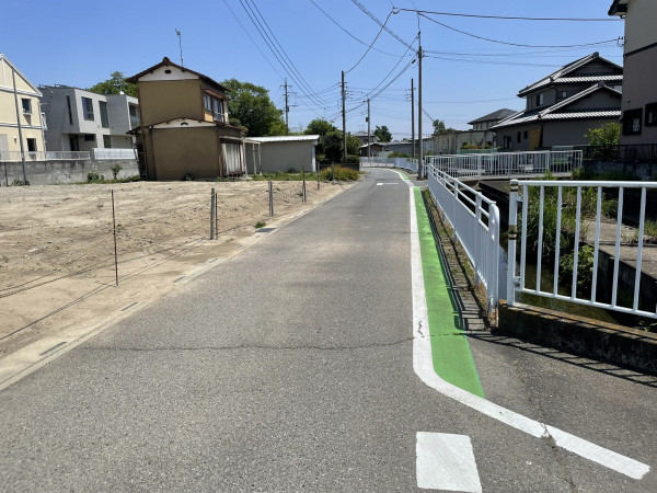 熊谷市上之、土地の前面道路を含む現地写真画像です