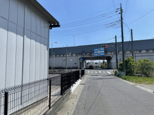 熊谷市柿沼、土地の前面道路を含む現地写真画像です
