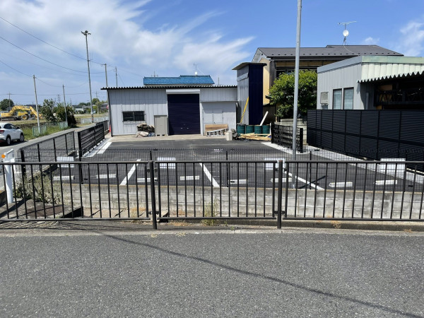熊谷市柿沼、土地の前面道路を含む現地写真画像です