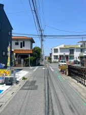 熊谷市宮本町、新築一戸建ての前面道路を含む現地写真画像です