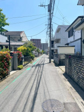 熊谷市宮本町、新築一戸建ての前面道路を含む現地写真画像です
