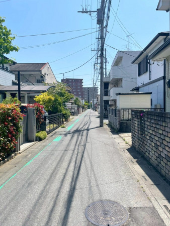 熊谷市宮本町、新築一戸建ての前面道路を含む現地写真画像です