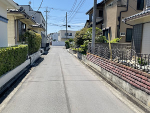 熊谷市広瀬、中古一戸建ての前面道路を含む現地写真画像です