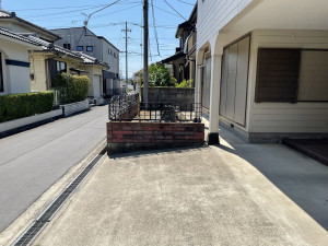 熊谷市広瀬、中古一戸建ての前面道路を含む現地写真画像です