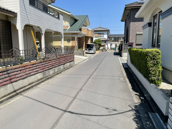 熊谷市広瀬、中古一戸建ての前面道路を含む現地写真画像です