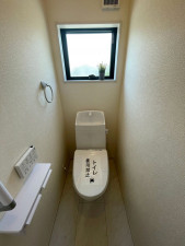 熊谷市末広、新築一戸建てのトイレ画像です